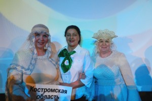 11 октября 2012 г. Открытие Всероссийского форума. Представитель омской делегации Бяшкова Н.В. с участниками парада региональных ассоциаций
