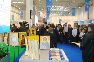 Феодосий, митрополит Омский и Тарский, освящает иконы, отреставрированные детьми