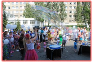 Шоу мыльных пузырей на Всемирной неделе поддержки грудного вскармливания 2014