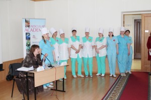Участники курса повышения квалификации благодарят медицинских сестер-преподавателей из ОКБ
