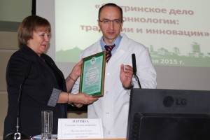 Вручение благодарственного письма ОПСА главному врачу КОД Д. М. Вьюшкову
