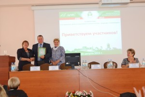Вручение благодарственного письма ОПСА главному врачу ОДКБ О. Ю. Горбунову