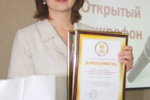 Вручение Хомченко О.А., главной акушерке, благодарственных писем ОПСА главному врачу и Совету по акушерскому делу