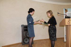 Вручение сертификата Моисеевой Т.Ф., главной медицинской сестре ОКБ